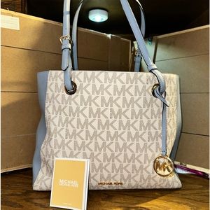 Michael Kors purse. Like new condition. No rips.